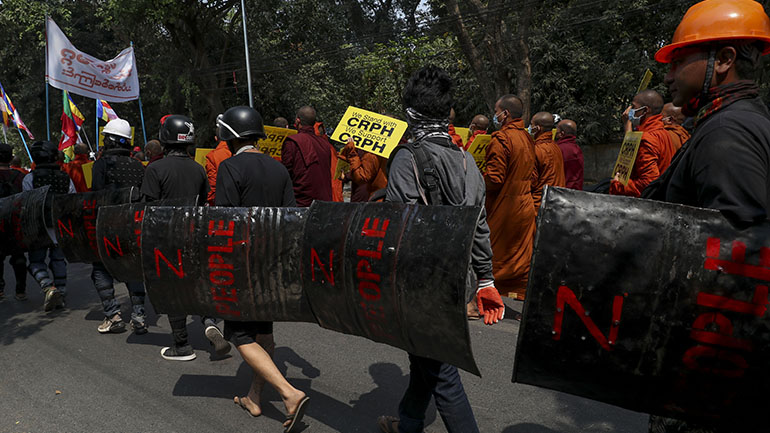 Μιανμάρ: Η χούντα κατηγορεί τη Σου Τσι για δωροληψία – Οκτώ νεκροί από τις διαδηλώσεις